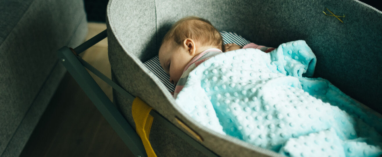 5 pomysłów na „łóżeczko” dla noworodka