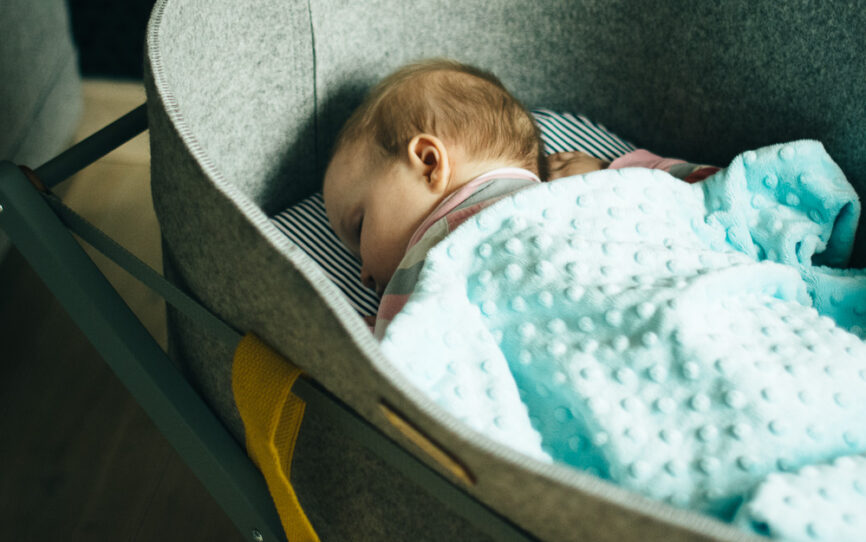 5 pomysłów na „łóżeczko” dla noworodka