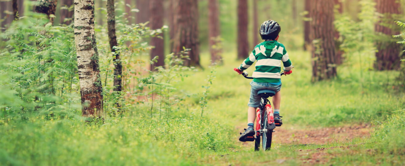 Pierwszy prawdziwy rowerek – jak wybierać i jak nauczyć dziecko na nim jeździć