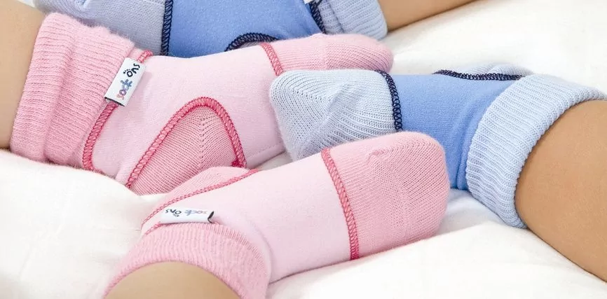 Sock Ons – czyli jak utrzymać skarpetki niemowlaka na jego stopach