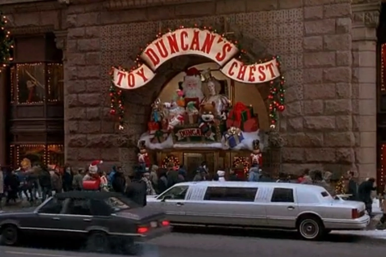 Home Alone 2 Lost in New York (1992) - Duncan's toy chest
