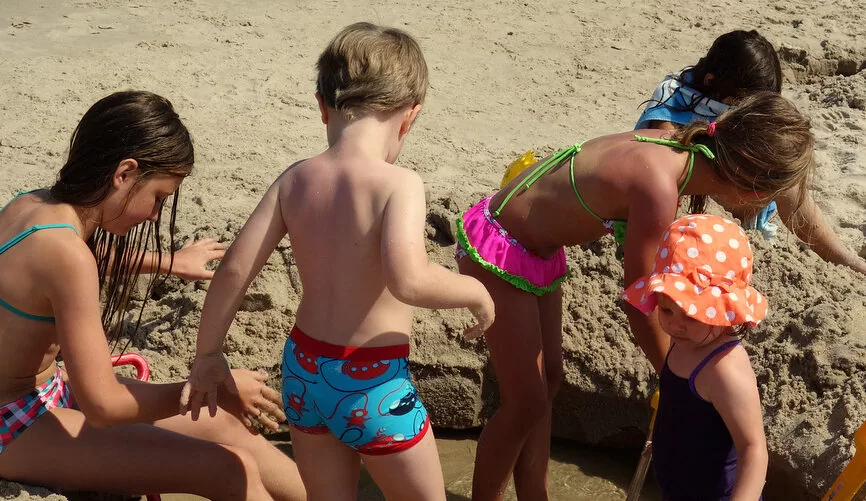 Małe golasy na plaży