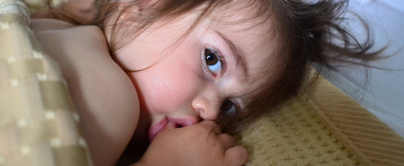 Kciuk czy smoczek? Wybór mniejszego zła