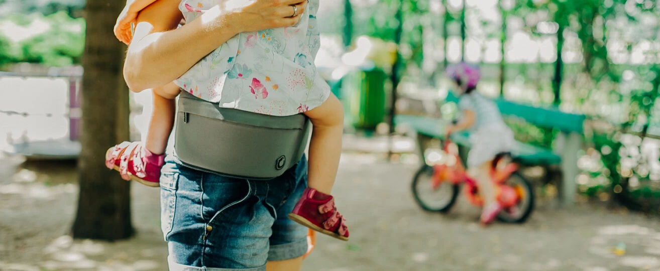 Hipseat – moje ulubione nosidło na spacery z dwulatkiem