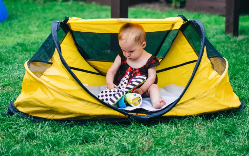 Deryan — wytrzymałe i kompaktowe łóżeczko turystyczne