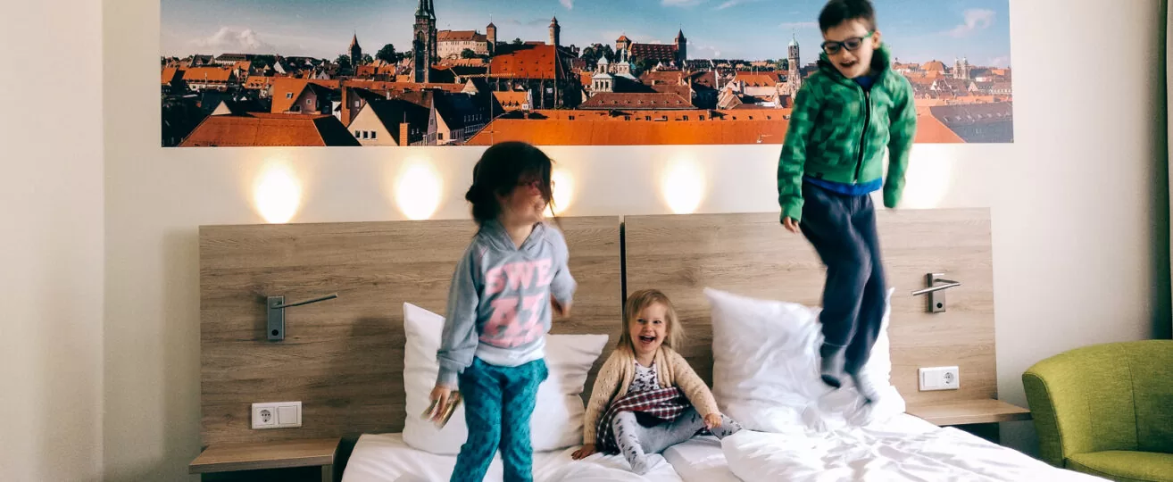 Hotel, hostel czy mieszkanie, czyli jak podróżować z rodziną i godnością