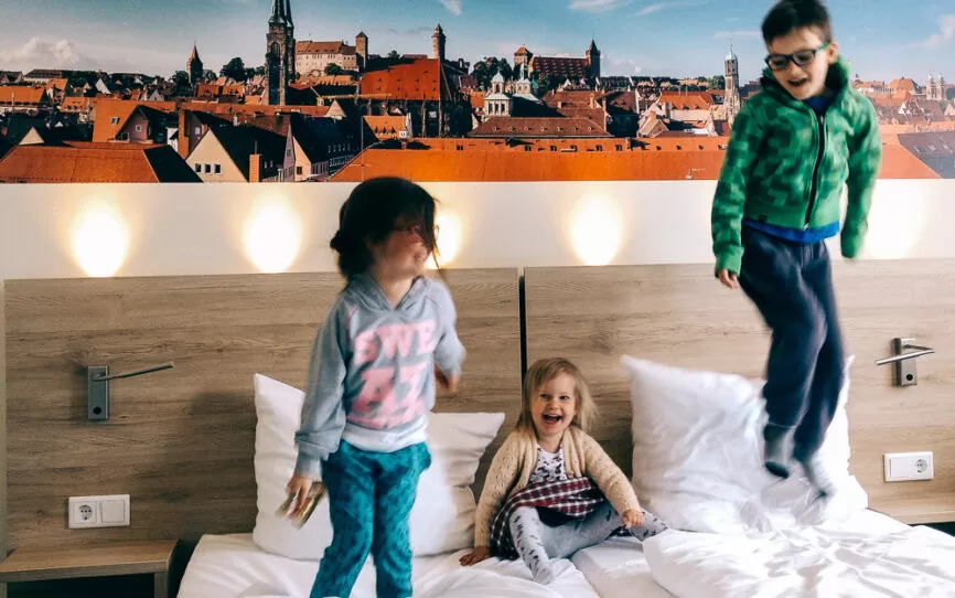 Hotel, hostel czy mieszkanie, czyli jak podróżować z rodziną i godnością